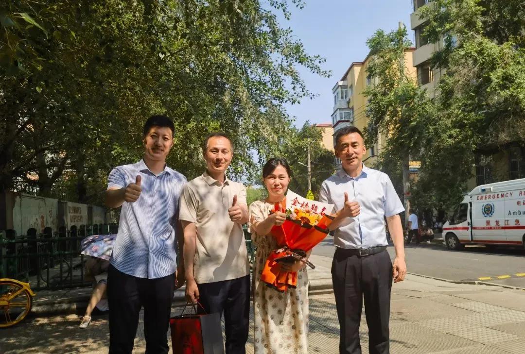 活动现场，局领导与相关干部职工亲切交流，详细了解考生备考情况及家庭需求，叮嘱做好