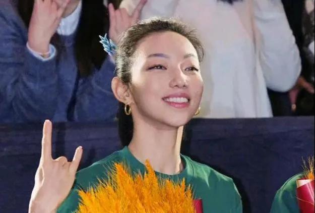 突然想知道，那位北京内蒙古公主，都有哪些商业代言？？？在DeepSeek上搜了一
