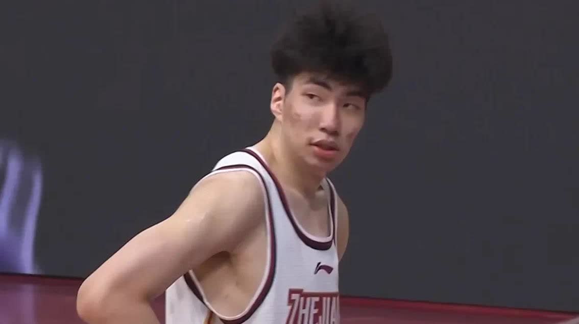 月薪仅2000欧元！工资少得可怜，余嘉豪：这不是钱的事。
在近日，中国男篮球员