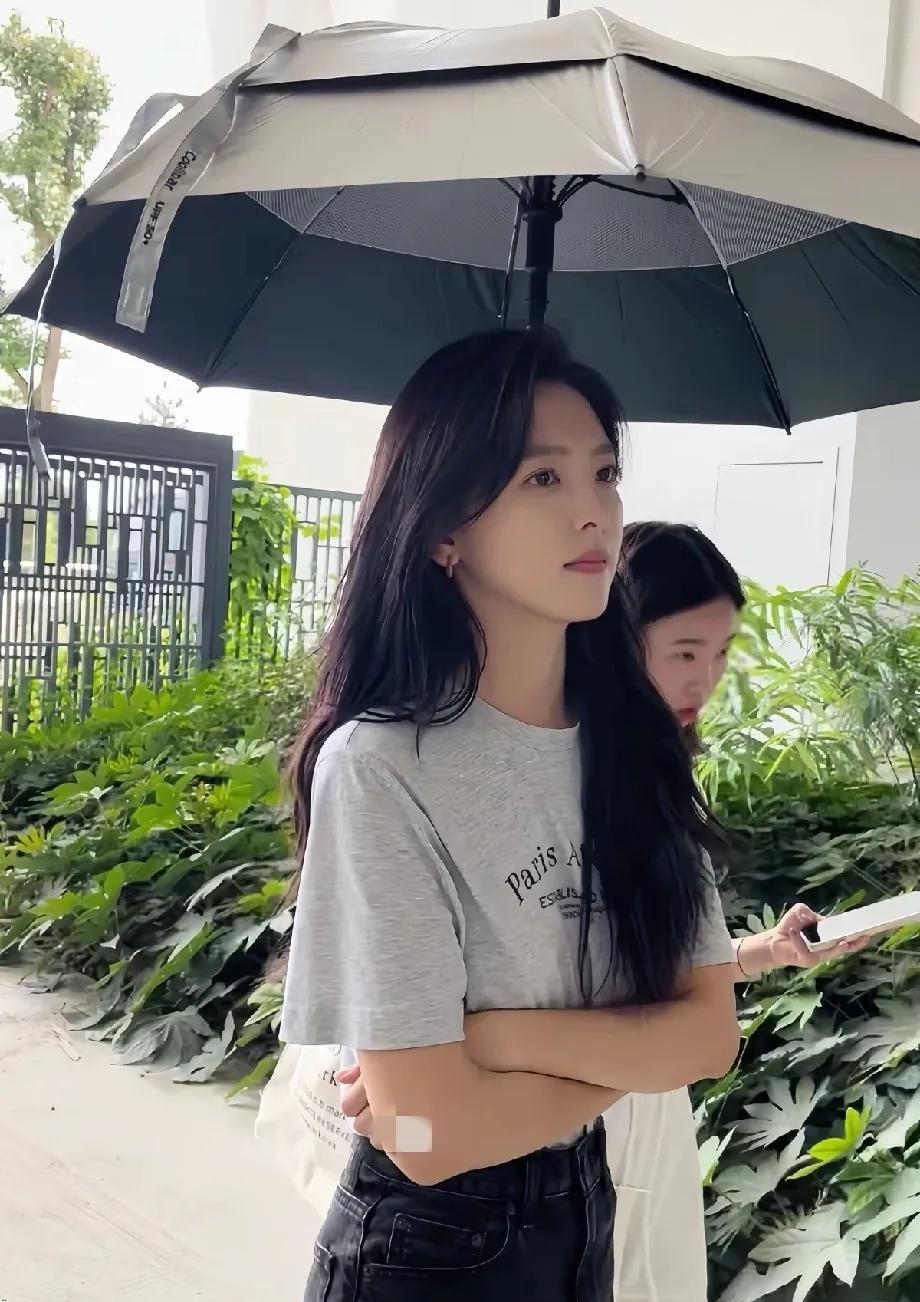 章若楠属于介于少女和少妇之间， 她真的太明媚太好看了，又乖又纯，男女都喜欢的美。