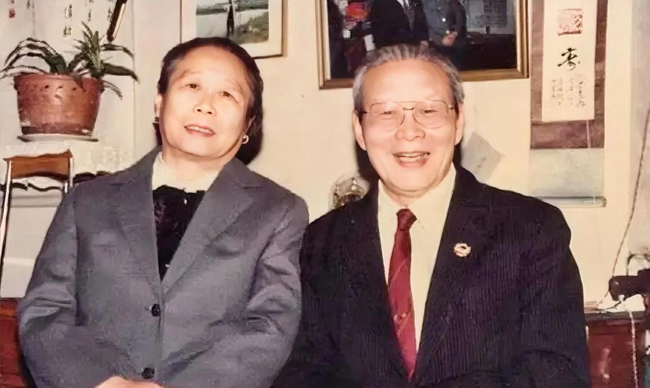 1963年 ，周总理在中南海会见沈醉等人。一见到沈醉，总理便笑着说：“沈醉啊，你