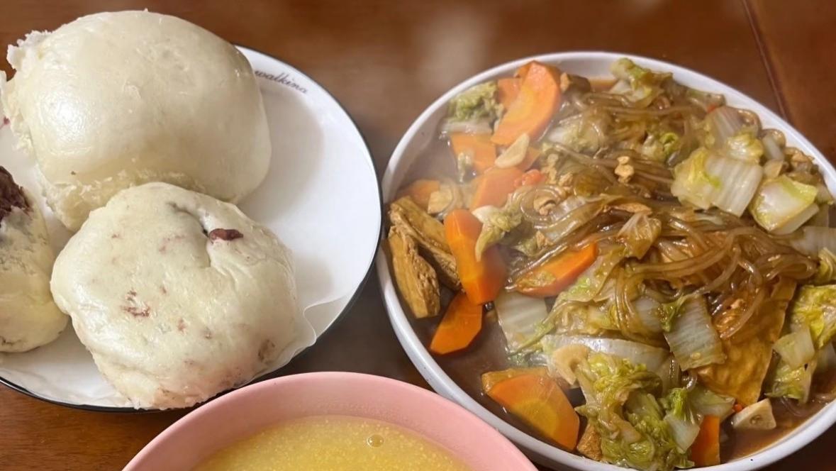 反向过年走红！年轻人过年新姿势，全家团圆更舒服了