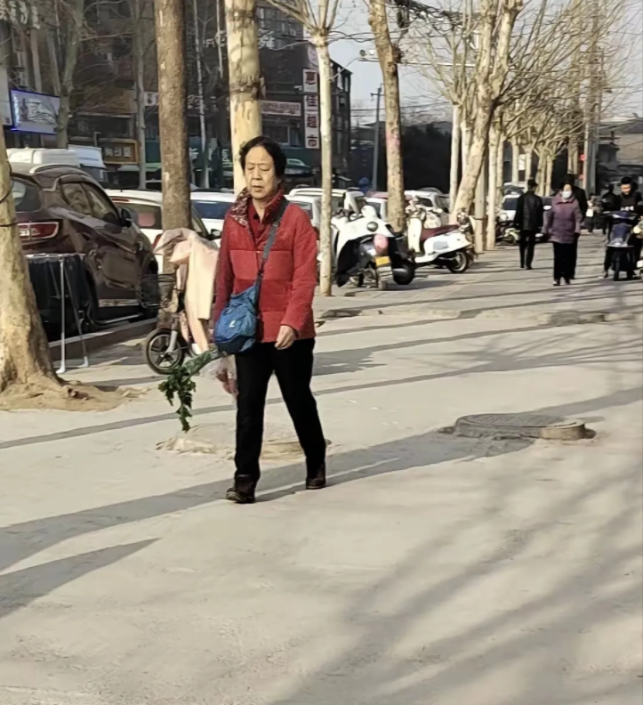 发现一个现象中老年妇女似乎都有个统一 “标配”—— 斜挎包。包带放长，位置多在胯