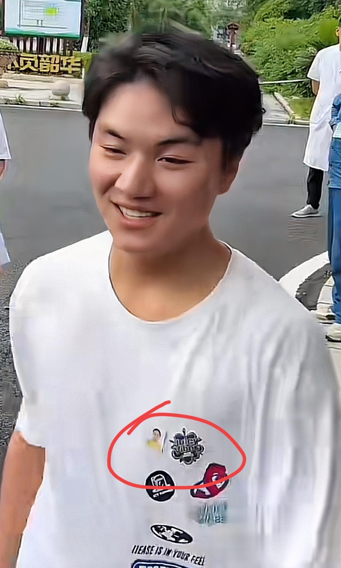 泪目了！江西一名考生母亲去世，参加高考偷偷带着母亲的照片进考场。他跟老师说，让母