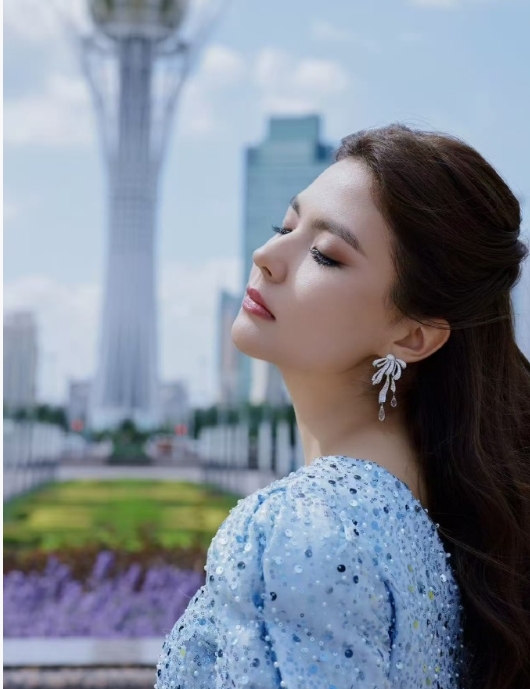 听完露西娅的在希望的田野上我真是完全被震撼了！她的声音清澈得像泉水，副歌部分的高