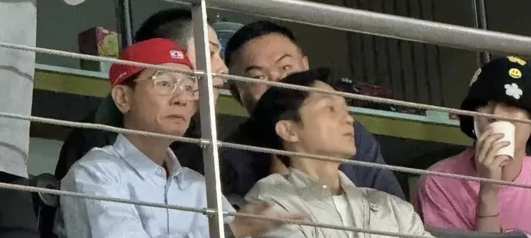 这四人也够松弛的！
全部抛下老婆跑去看演唱会，还一等就是40分钟！
包了个V