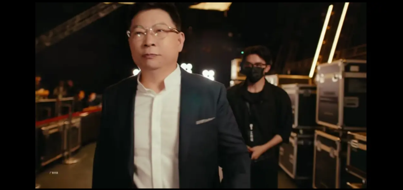 我觉得，余承东是中国科技和产业发展的最大功臣，不仅仅是华为的功臣。
华为当年要卖