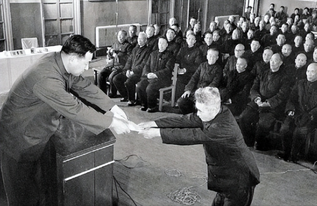 1975年，82岁高龄的毛主席突然问身边的人：功德林里，还有国民党战犯吗？在得知