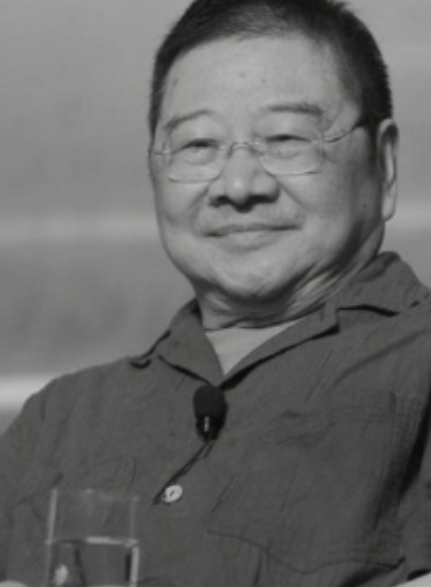 1957年，倪匡伪造了多枚公章、证件和介绍信，从内蒙古逃亡至广州，七月，他偷渡到