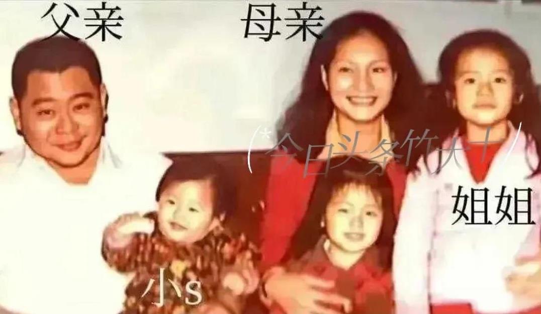 这是大S徐熙媛和父母还有姐姐妹妹的合影。看她妈妈年轻时真的很漂亮，看着很大气，就