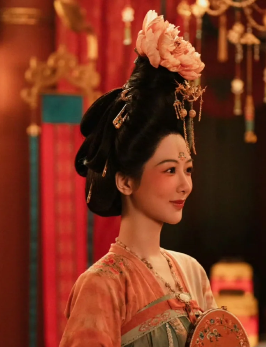 杨紫、孟子义、刘亦菲同款头顶牡丹造型，唐装101也开始了