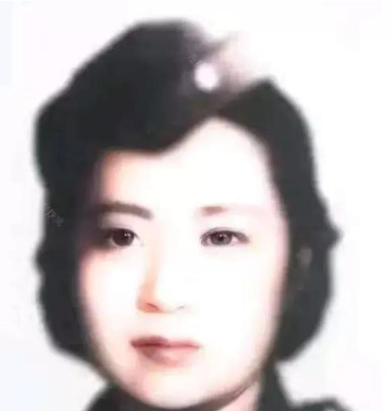 1951年，叶亚华在澳门街头要饭无果，无奈在牌子上写道：“我是抗日名将王铭章的遗