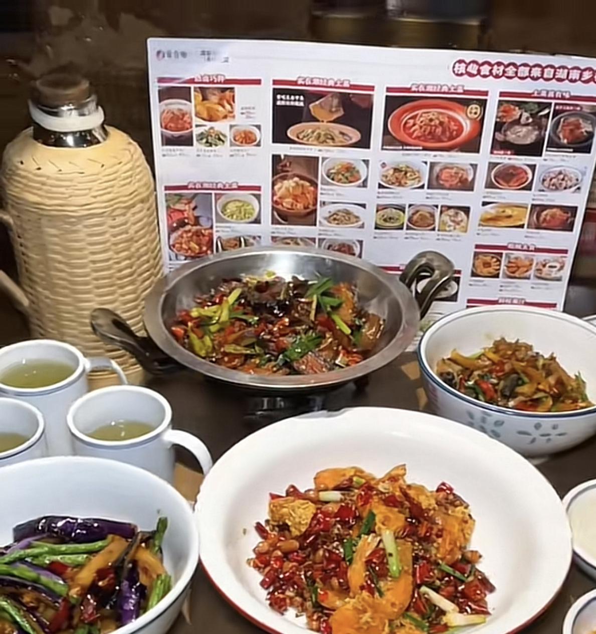 广州番禺钟村一家饭馆吃饭，4菜+6碗米饭共收了280！都是很普通的家常菜，4人平