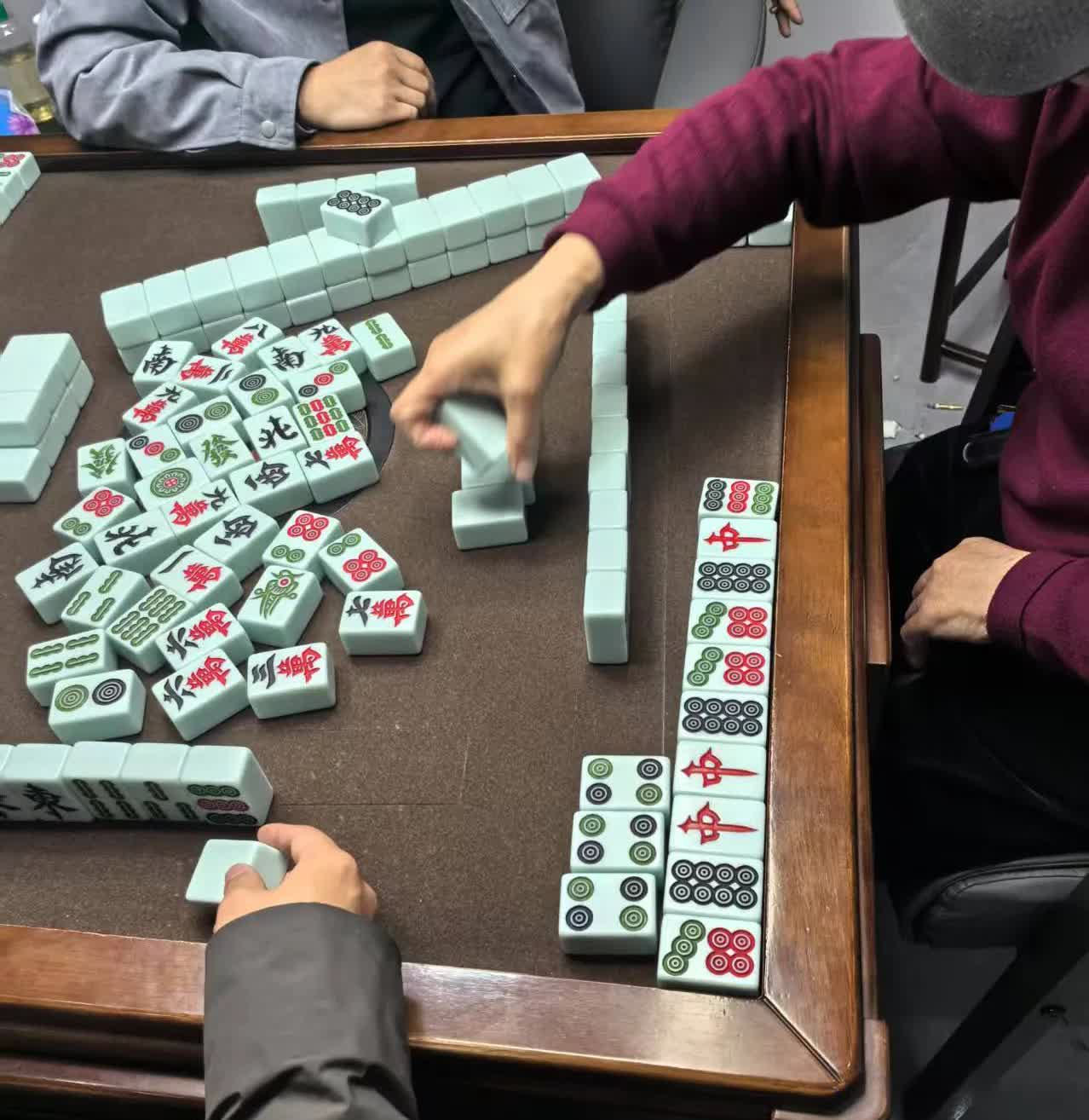 打牌也有意外的惊喜[大笑]

昨天跟几个朋友约着两点半打麻将，在汉口三眼桥。