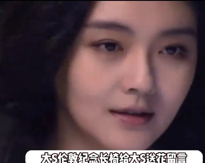 泪崩！大S伦敦纪念长椅被鲜花淹没，粉丝留言：“你的人生永远有希望”
大S的粉丝太