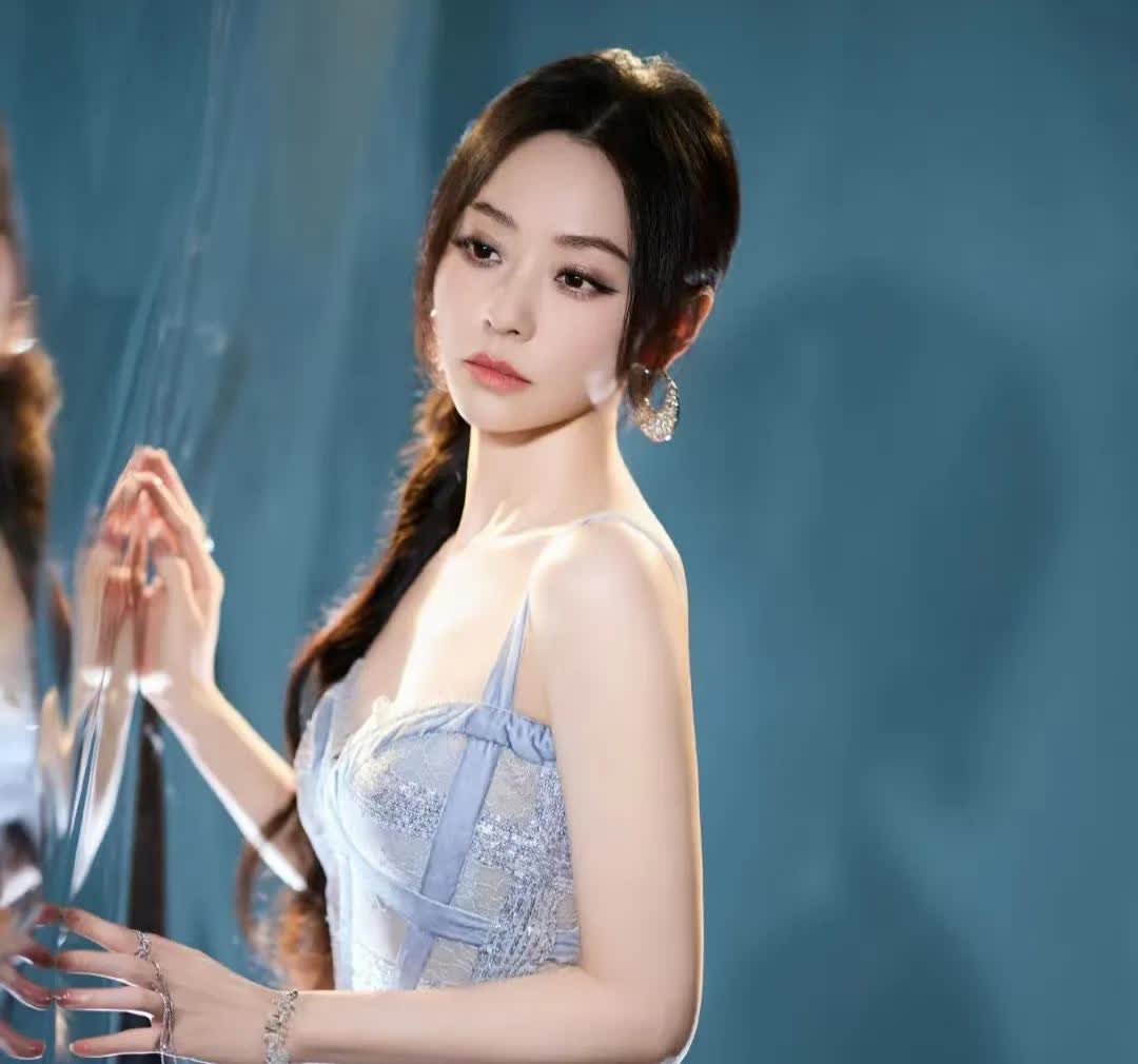 张靓颖是个谜
张靓颖代表作也不少吧？
为什么没有转化为票房号召力？
她的代