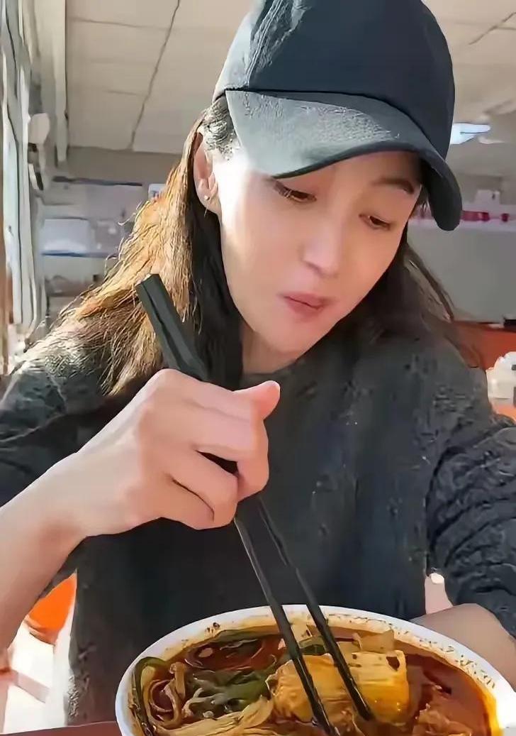最近姚笛开直播哭诉生活不易，评论区瞬间被“马伊琍刚生完孩子你就抢人老公”的留言刷