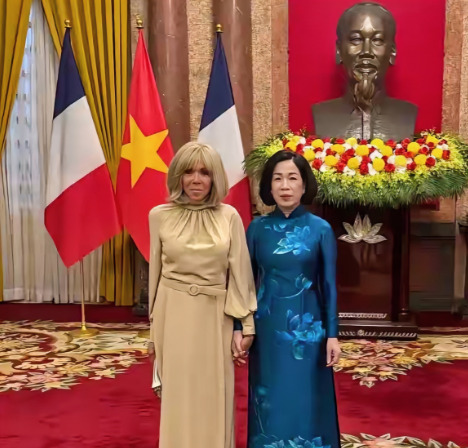 师生恋修成正果，法国总统马克龙的夫人布丽吉特，72岁的她竟然和越南第一夫人阮氏明
