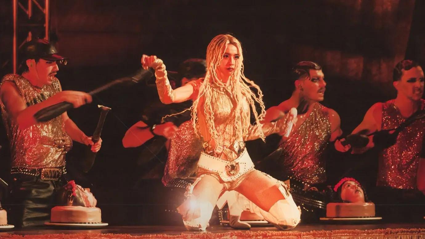 蔡依林2亿巨型演唱会被狂怼：机械蛇舞台到底是艺术还是“玄学”？评论区炸锅了！