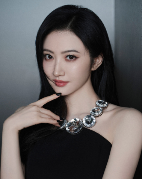 景甜的黑色妆造，有没有击中你的审美？