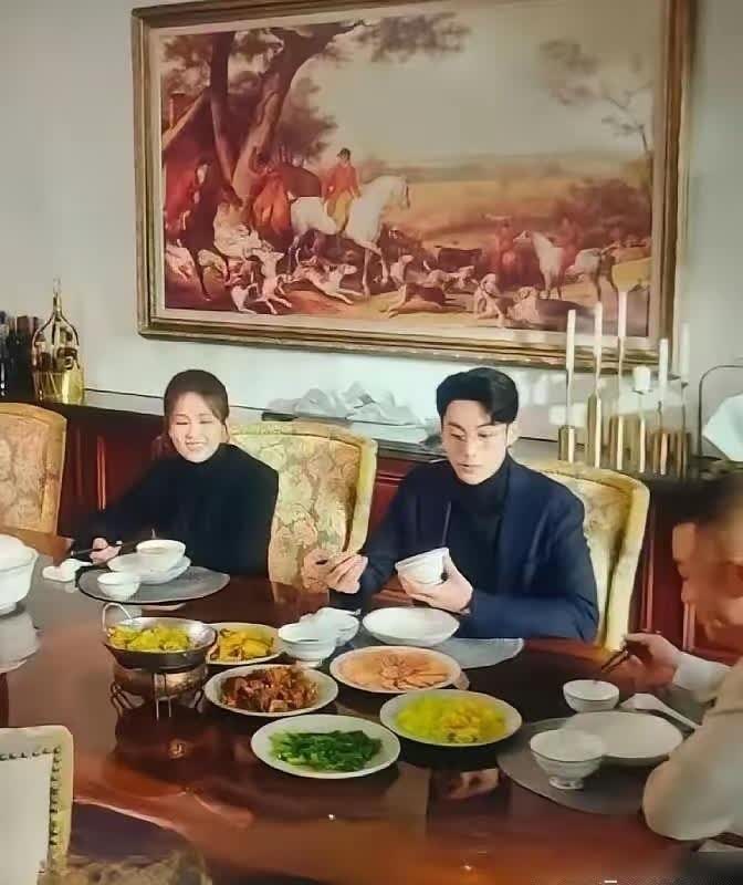 每次看到白鹿这个剧照，真是太搞笑了，根本吃不到啊！想不明白有钱人家里咋喜欢这种桌