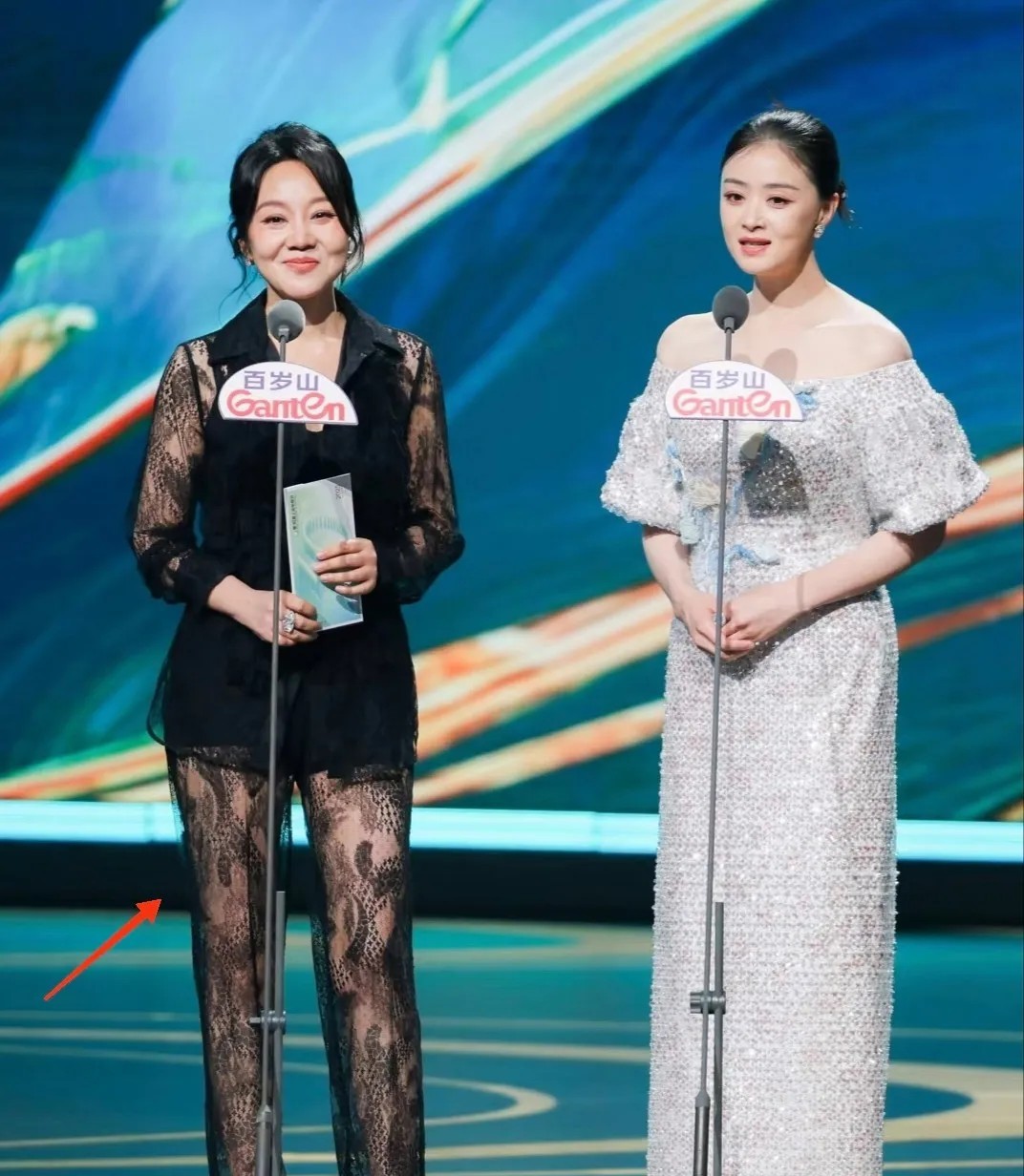 54岁的闫妮，
真的是所有女/性上了一课。
无论你长得多漂亮，身材多么好，也别千