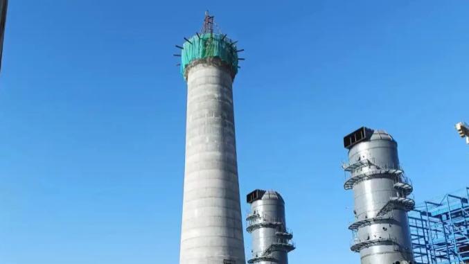 钢骨擎绿立高原 匠心筑就新地标——宏顺建设圆满完成榆林神木120米烟囱新建工程