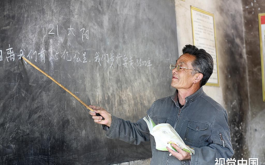 90年代乡村教师诡异见闻录：开学第一天，体育老师惨死操场，凶手指向一群小学生…