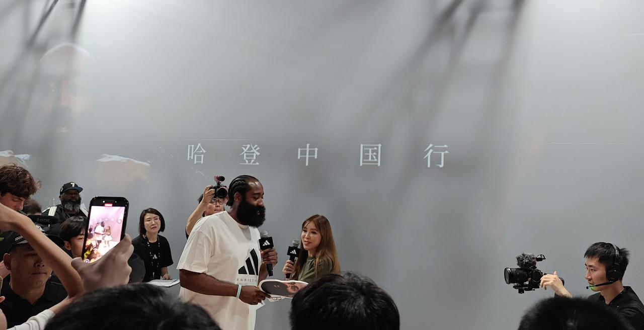还在中国行的哈登，居然收到多位NBA明星的“彩虹屁”，风评这是好到沸点了？
首先