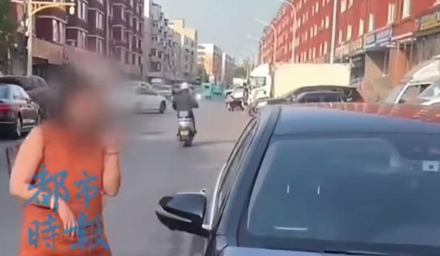 离谱！女子误开奔驰车1小时才发现。



6月9日，辽宁锦州，一位女士向弟弟借车