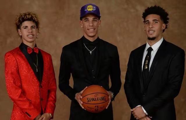 鲍尔三兄弟NBA之路：大球遭交易，二球自由身、三球成顶流。
鲍尔三兄弟也就是大家