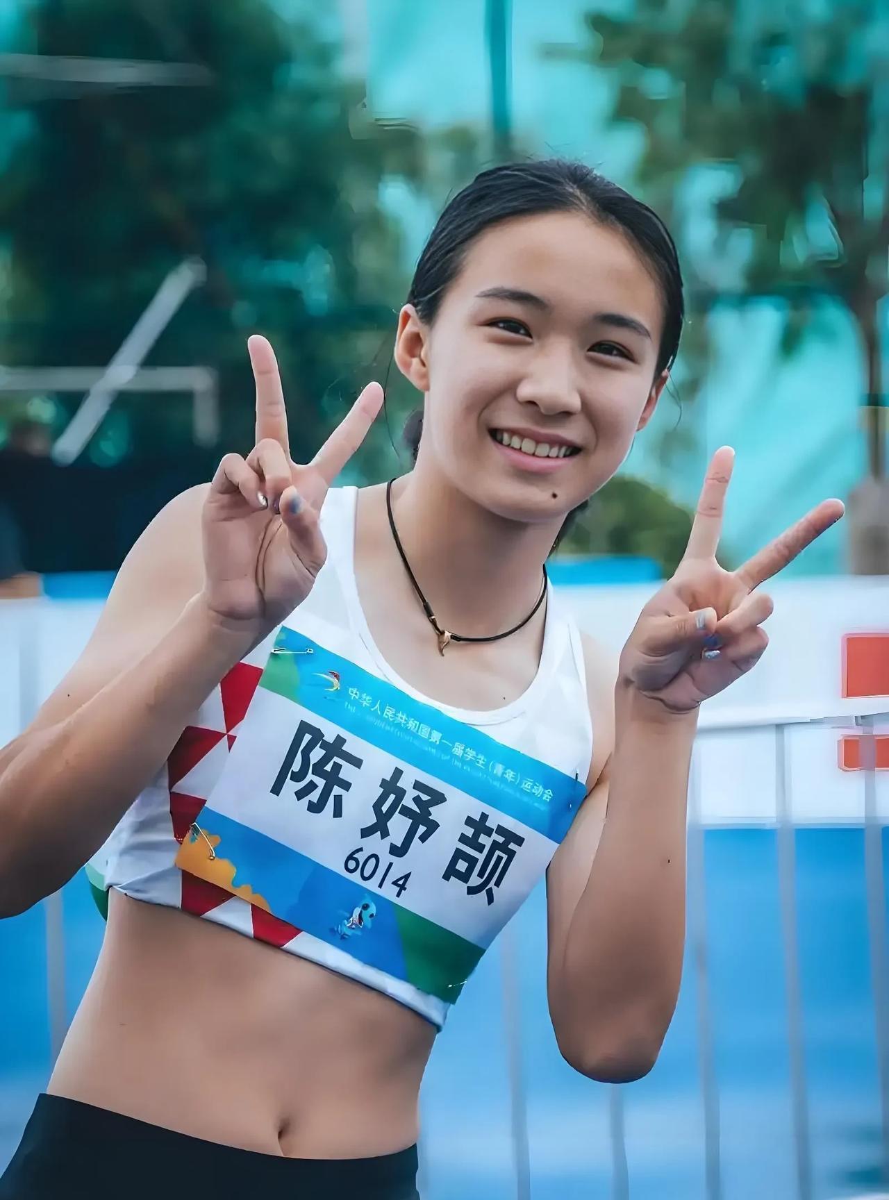 陈妤颉的少女路线之前走的是文艺范，喜欢看《红楼梦》《西游记》等名著，也喜欢悬疑推