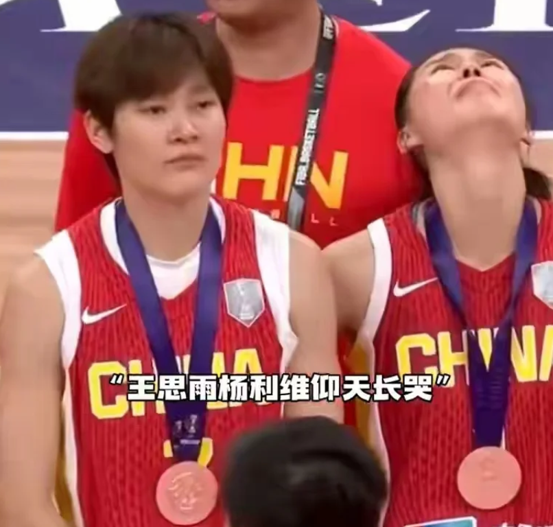 中国女篮未能实现卫冕，只能屈居亚洲杯第三名，拿到一枚铜牌。在颁奖典礼上，来自四川