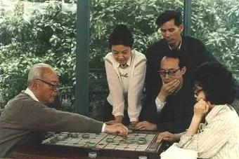 1981年5月，上海，叶剑英与家人在一起，温暖又温馨，合影留念，美好的回忆！