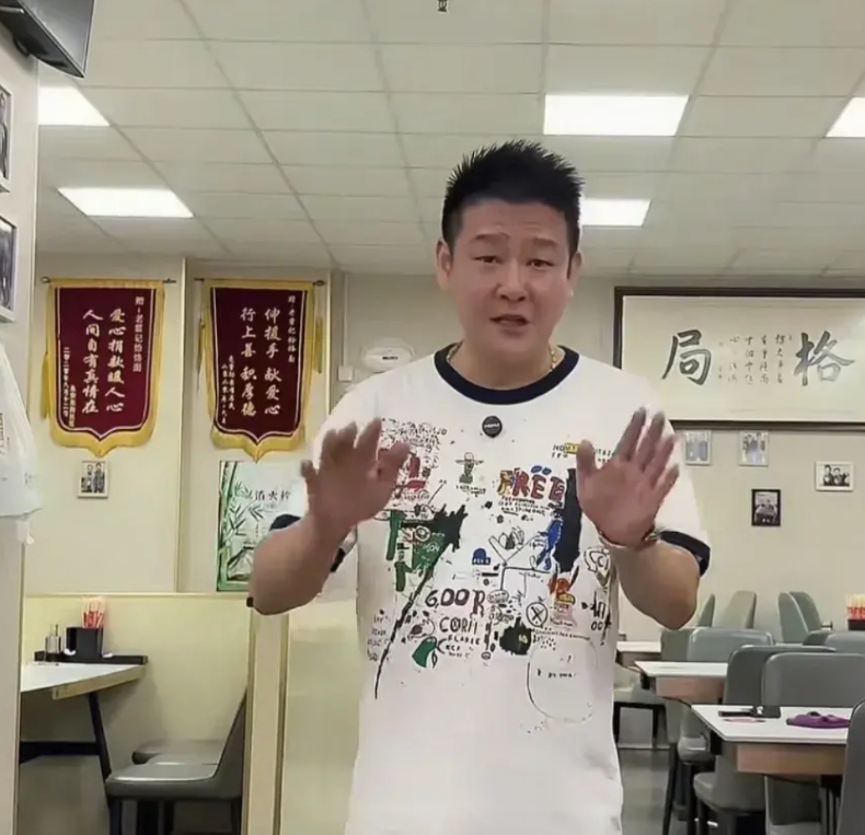 放过郑州这个面馆老板吧！

他就是有万般错误，该罚款该进监狱，那咱现在不是法治社