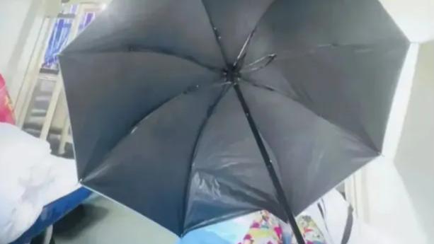 为保火车卧铺隐私，女子创意撑伞护私密