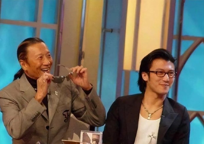 以前总认为谢霆锋是香港最帅的男人，看见他爸爸谢贤年轻时的样子，才知道草率了 