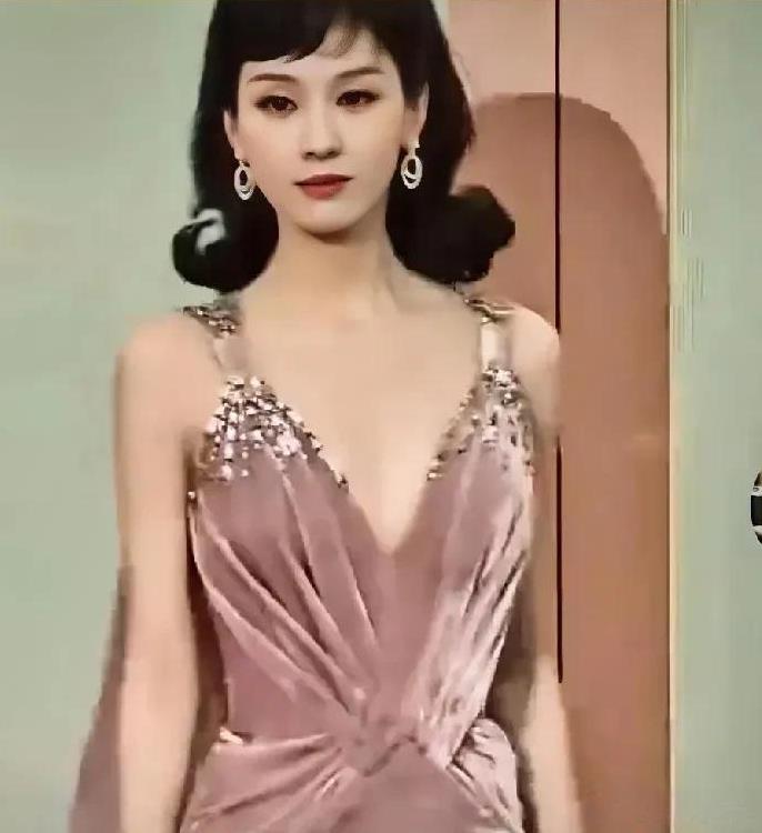 陈都灵如何将赫本风演绎得如此迷人？她的最新红毯造型再次引发热议。
陈都灵凭借其独