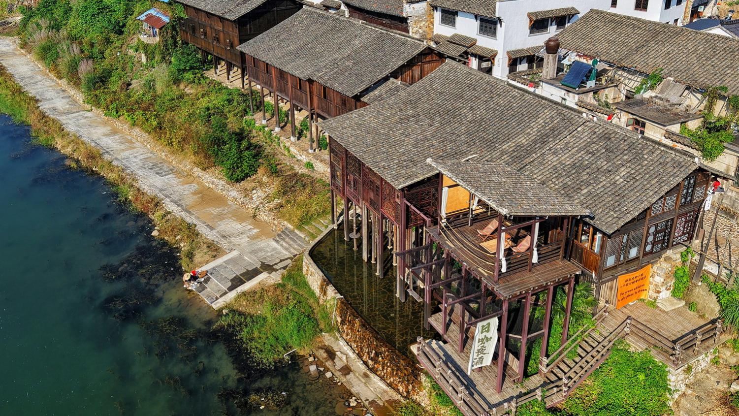 泾县吊栋阁沿青弋江临水而筑，以逾千根木柱悬空支撑江岸
