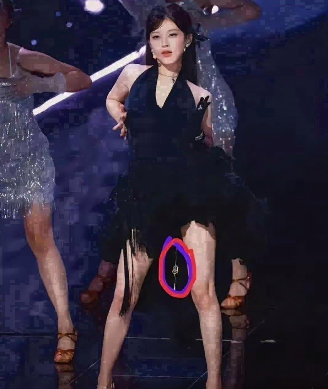 赵露思真不是装的。  
我发现她真的是有问题！  
你看看她表演的时候，裙子