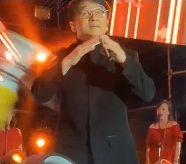 标题成龙还能打，可打的是我们的‘打’”（结合后文“写文章”的语境）可能是在调侃：