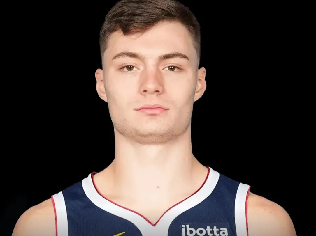 我对布劳恩失去耐心不是因为他表现不好，是因为他拒投和没篮
琼斯接球就投，布劳恩犹