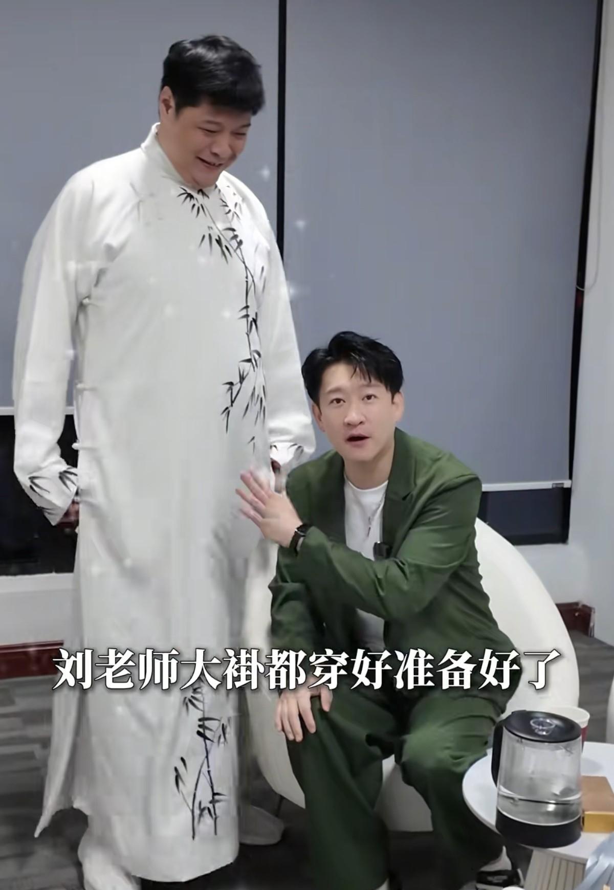 #相声界恩怨情仇# 曹云金：我和王玥波、何云伟来一段群口相声，刘云天剧务。
今天