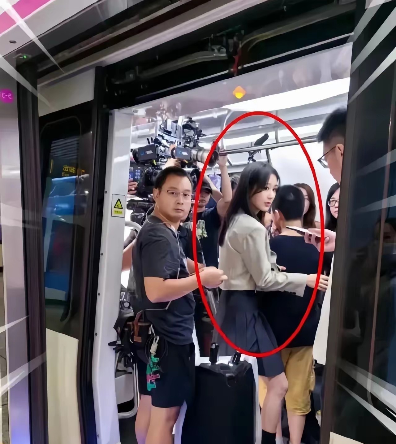 这是哪位明星，看着这么熟悉？