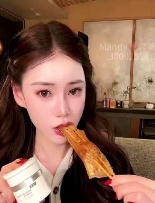 马小梅果然是狠人！

张兰都佩服！

别看马小梅一副弱不禁风的样子，但做起事来那