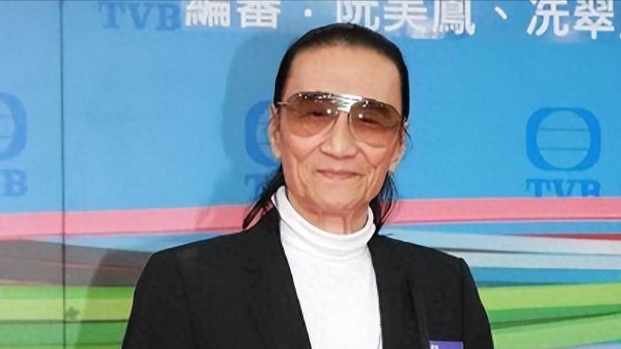 89岁谢贤坐轮椅在街头晒太阳，风流了大半辈子，最后还得靠保姆