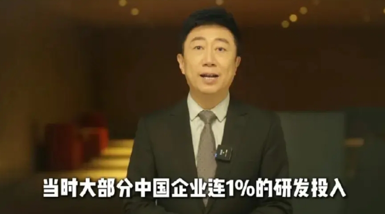 央视主持陈伟鸿说：1998年任正非就写下华为基本法，其中有两条展现大格局：

第