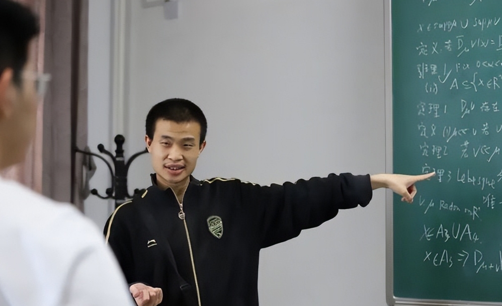 全网都在关心韦东奕的牙，进而担心他的身体健康情况，批评甚至是指责韦东奕所在的北大