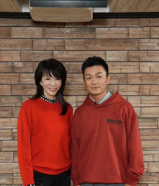 家人们，我刚刷到一张超绝的合影，发哥、郑裕玲、王宝强还有刘昊然同框啦！看到这张照