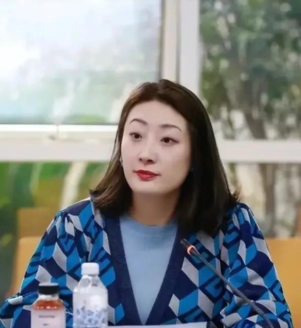 宗馥莉她身上没有“讨好感”，这不是光有钱就堆出来的，是常年斗争并成功存活下来的自